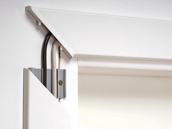 Gömma sladdar runt dörren