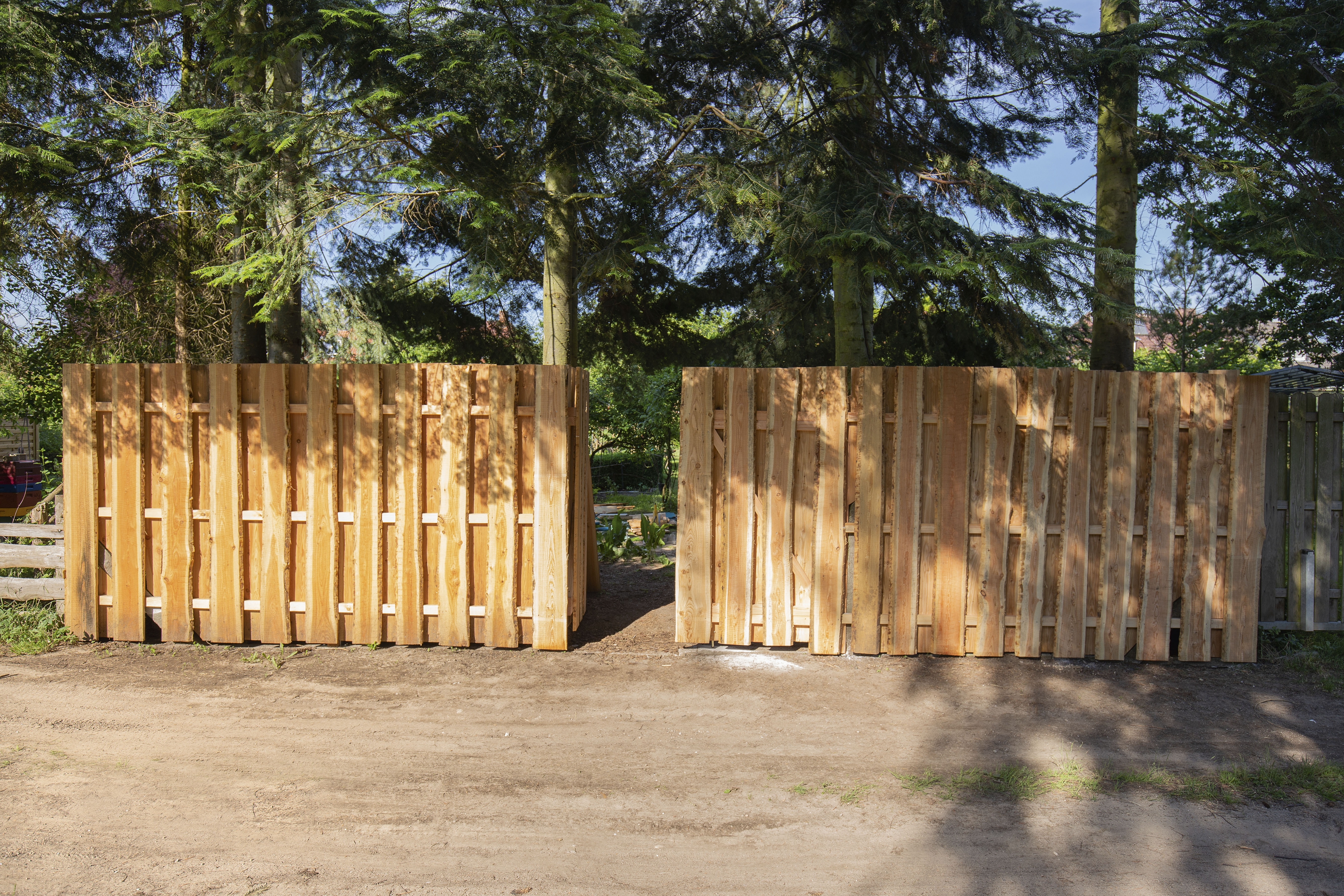 Byg et råt og solidt hegn