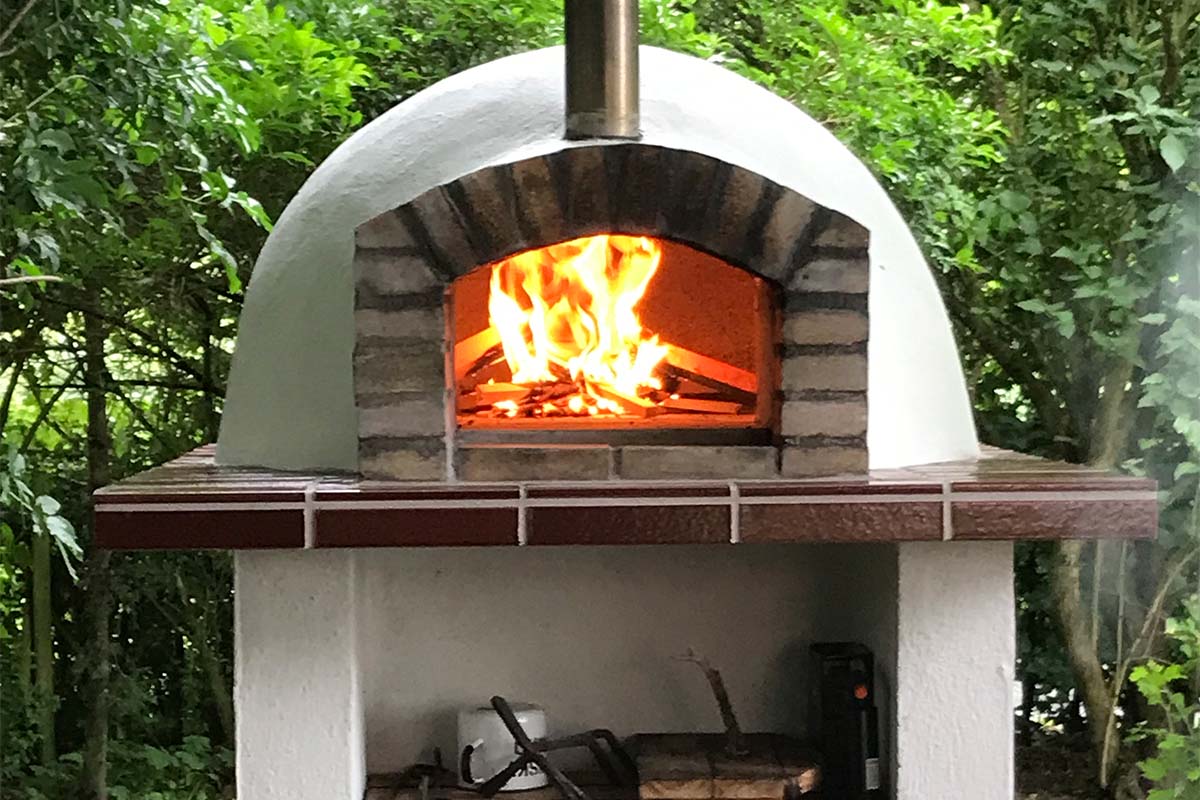 Tenn opp i pizzaovnen med ved