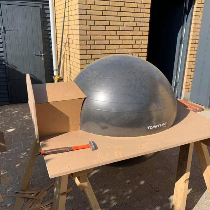 I änden av förkammaren på pizzaugn sätts en skiva som avslutning