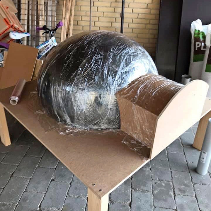 Kupolen och förkammaren på pizzaugn viras in i plastfolie