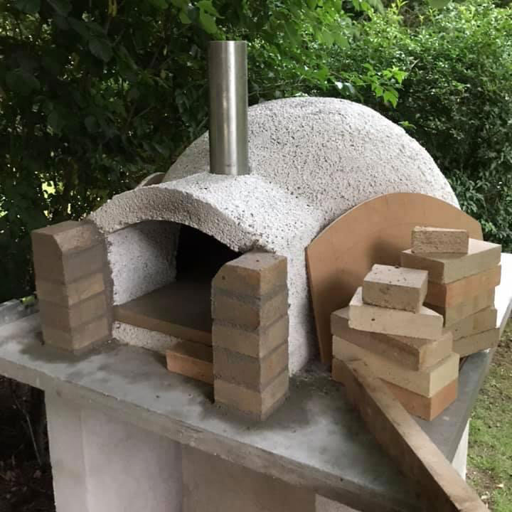 Sidorna på pizzaugn muras upp