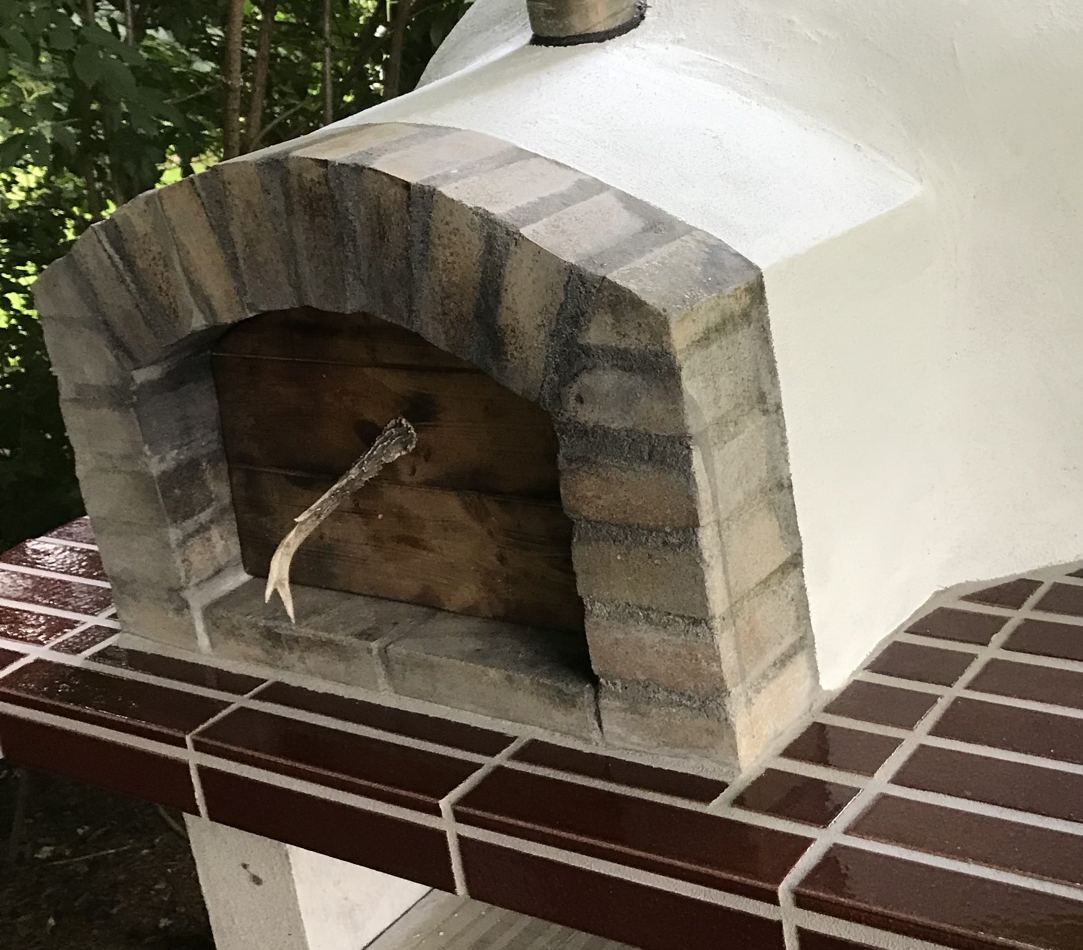 Håll värmen inne med en trälucka till pizzaugn