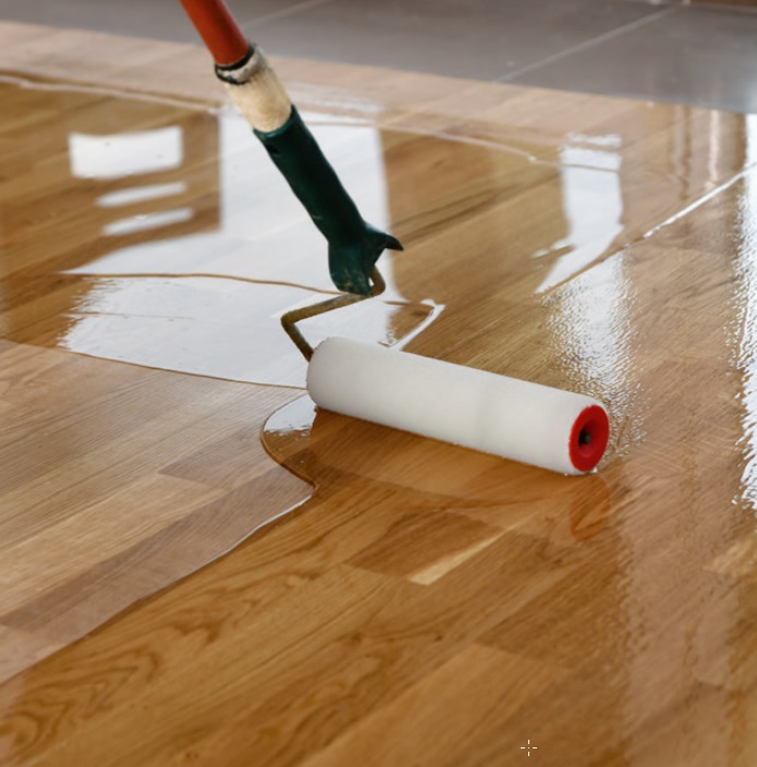 Kovavahaöljy lattialla