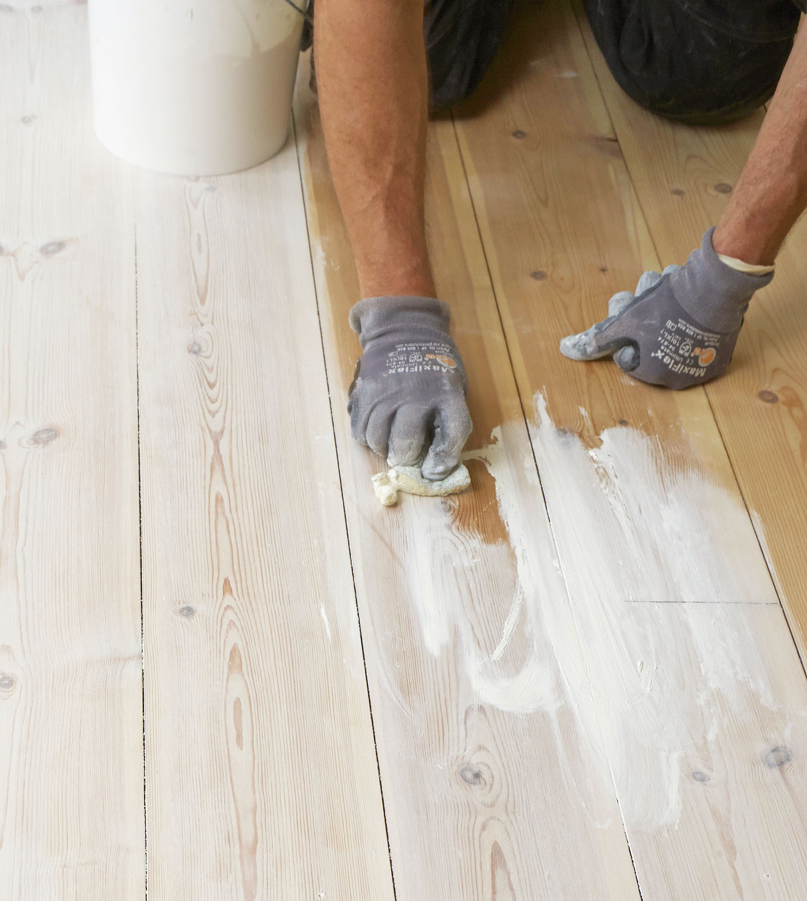 Lattian käsittely kovavahaöljyllä