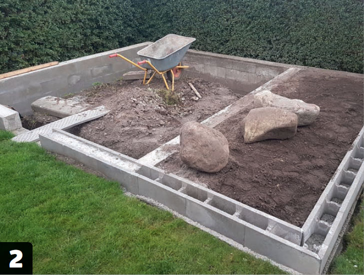 Talvipuutarha jossa on paljon tilaa katon alla