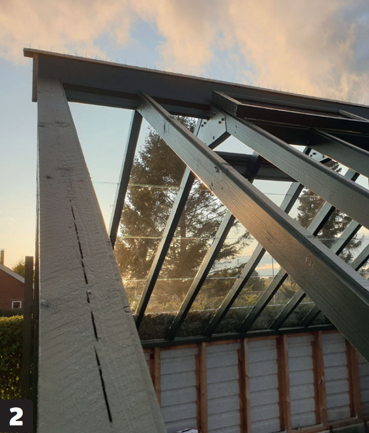 Talvipuutarha jossa on paljon tilaa katon alla