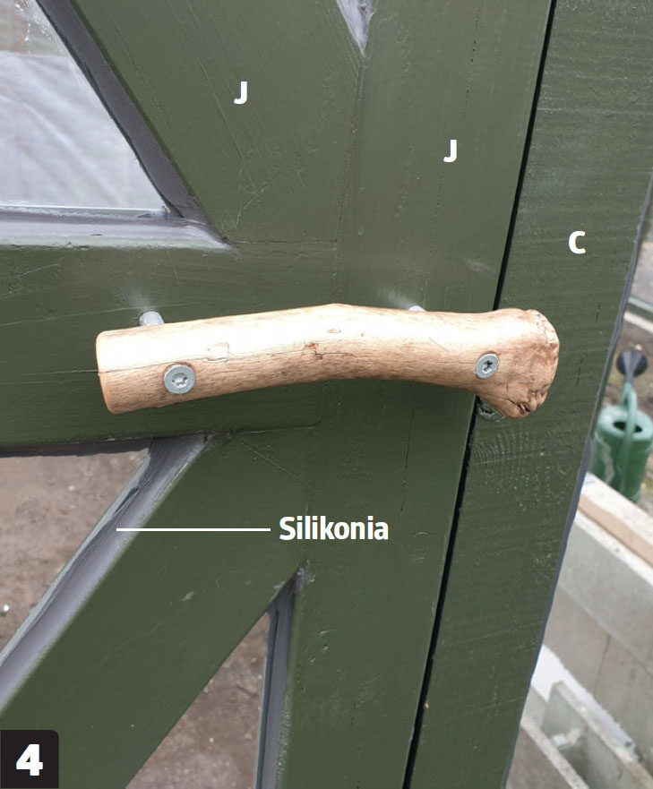 Talvipuutarha jossa on paljon tilaa katon alla