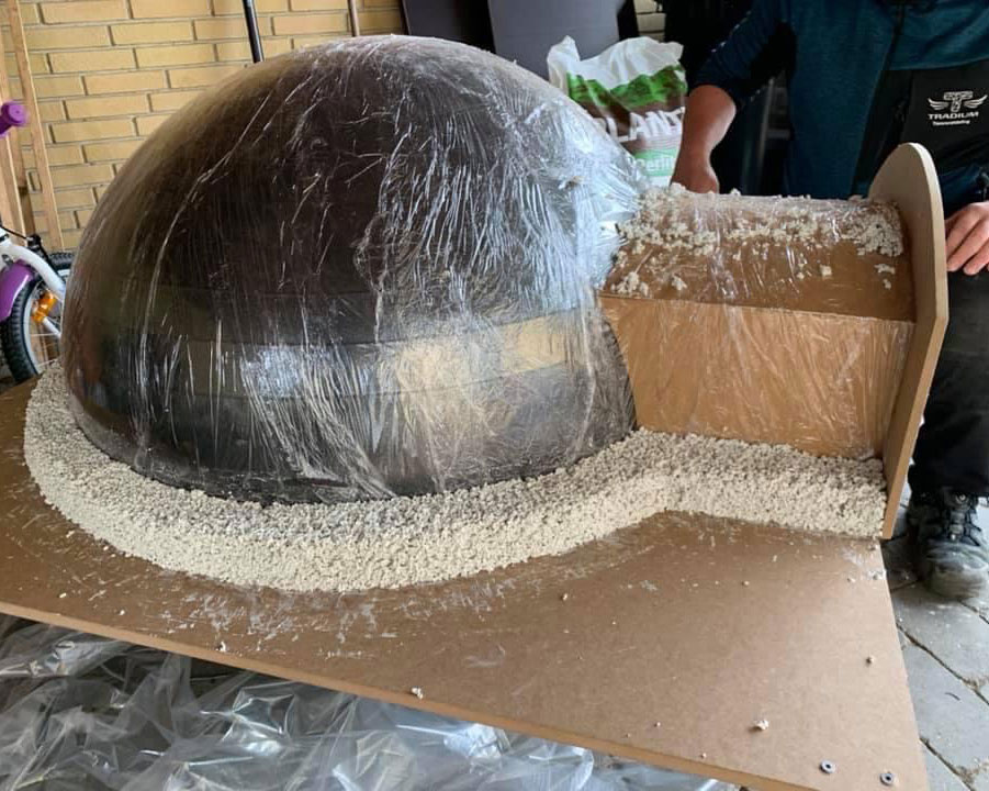 Perlite langs bunnen av utendørs pizzaovn
