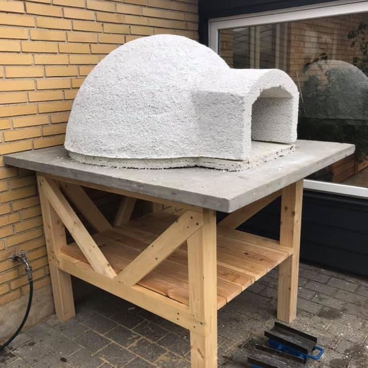 Kuppelen og bunnen til pizzaovn prøvemonteres