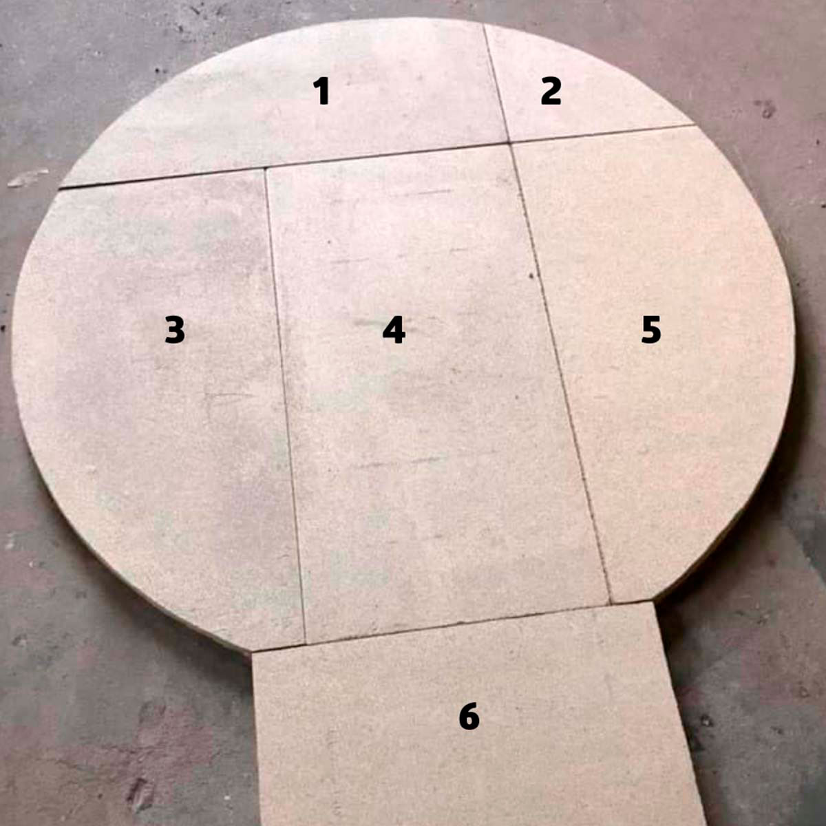 Steinene til pizzaovn markeres med tall etter at de er skåret ut