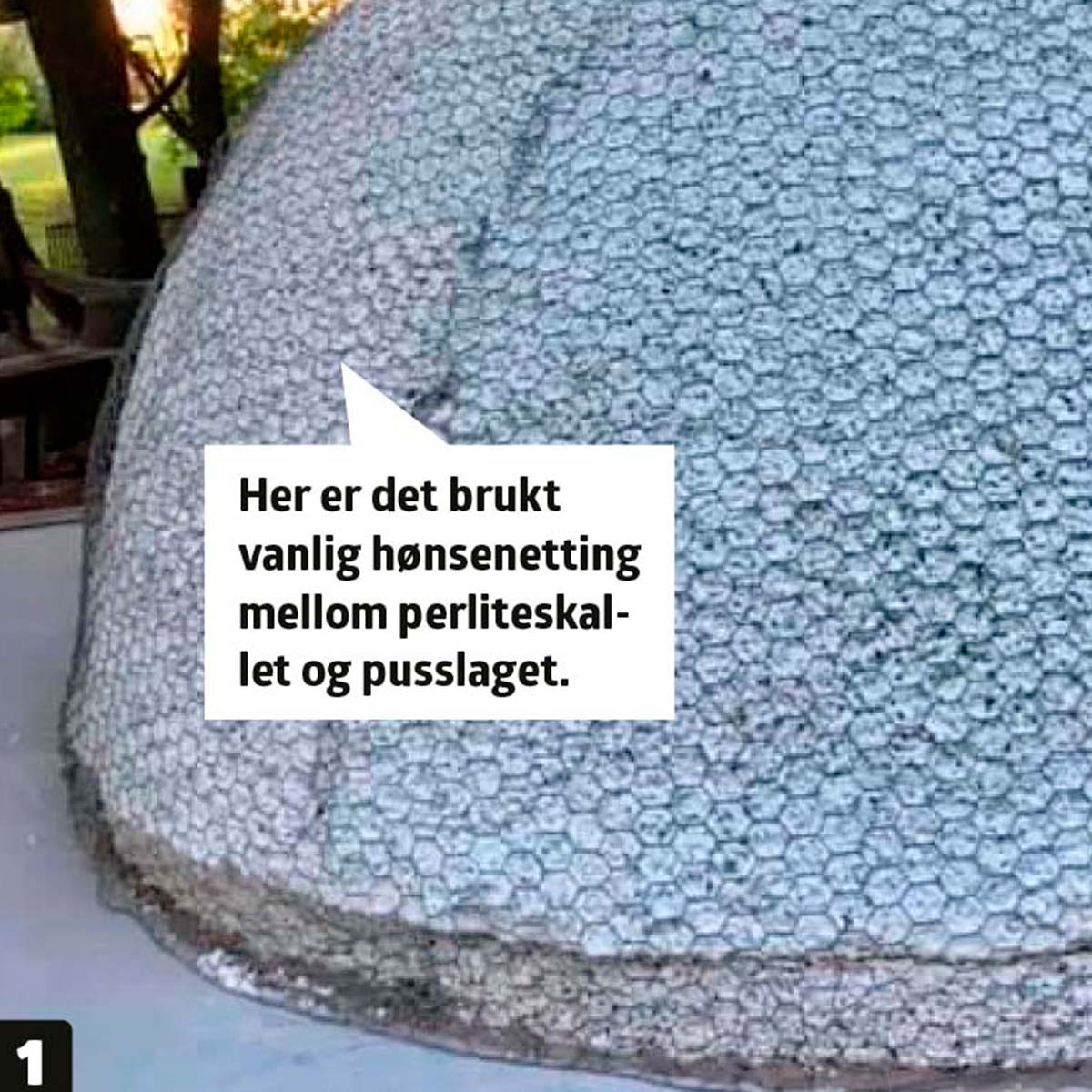 Hønsenettingen vikles rundt kuppelen på pizzaovn