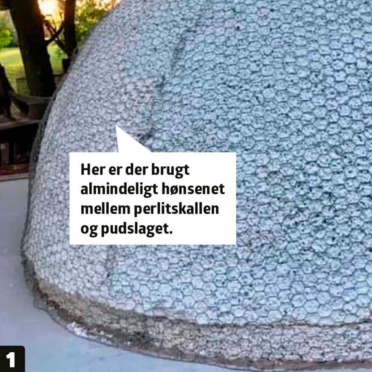 Hønsenet vikles om pizzaovn udendørs