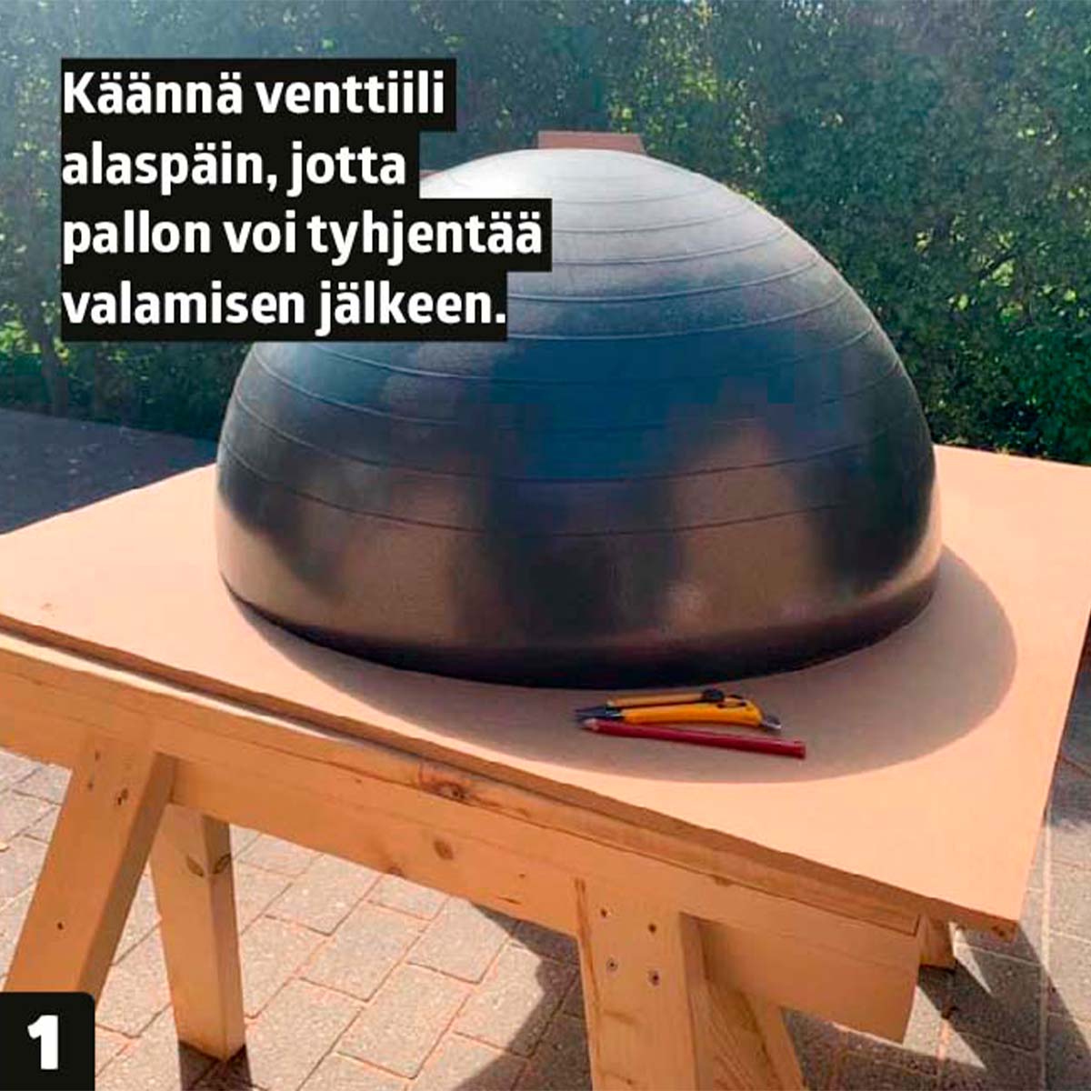Kuvun muottina on tässä tapauksessa halkaisijaltaan 90 sentin jumppapallo