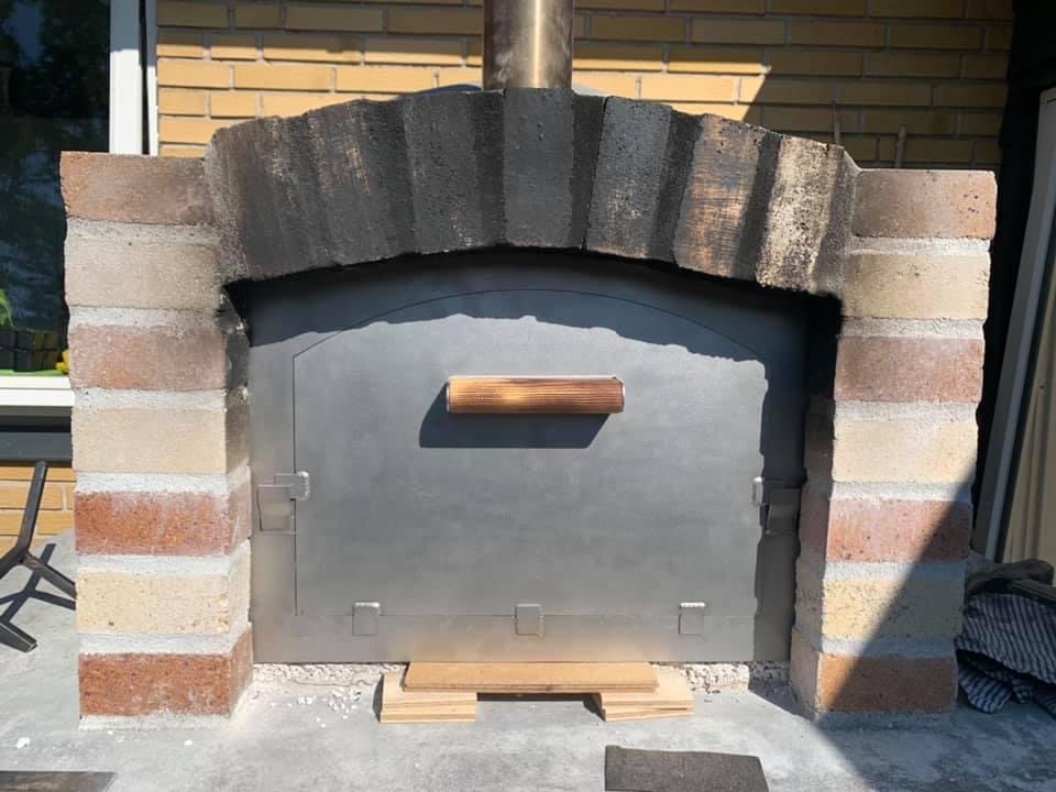 Pizzauuni rautaluukku