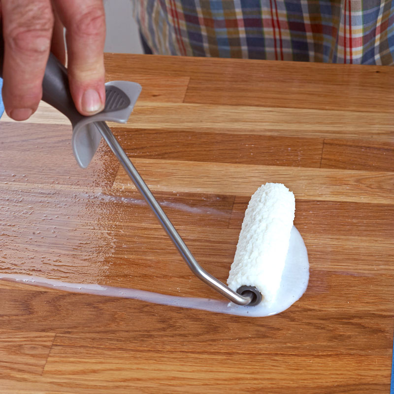 2. Møbellakk: Lakkeringen gir benkeplaten ekstra styrke, i tillegg til en synlig, dypere glød.