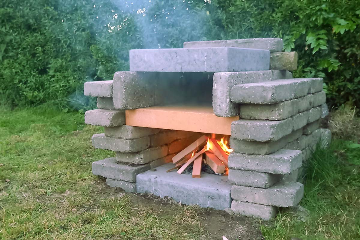 Byg en pizzaovn af genbrugsmaterialer
