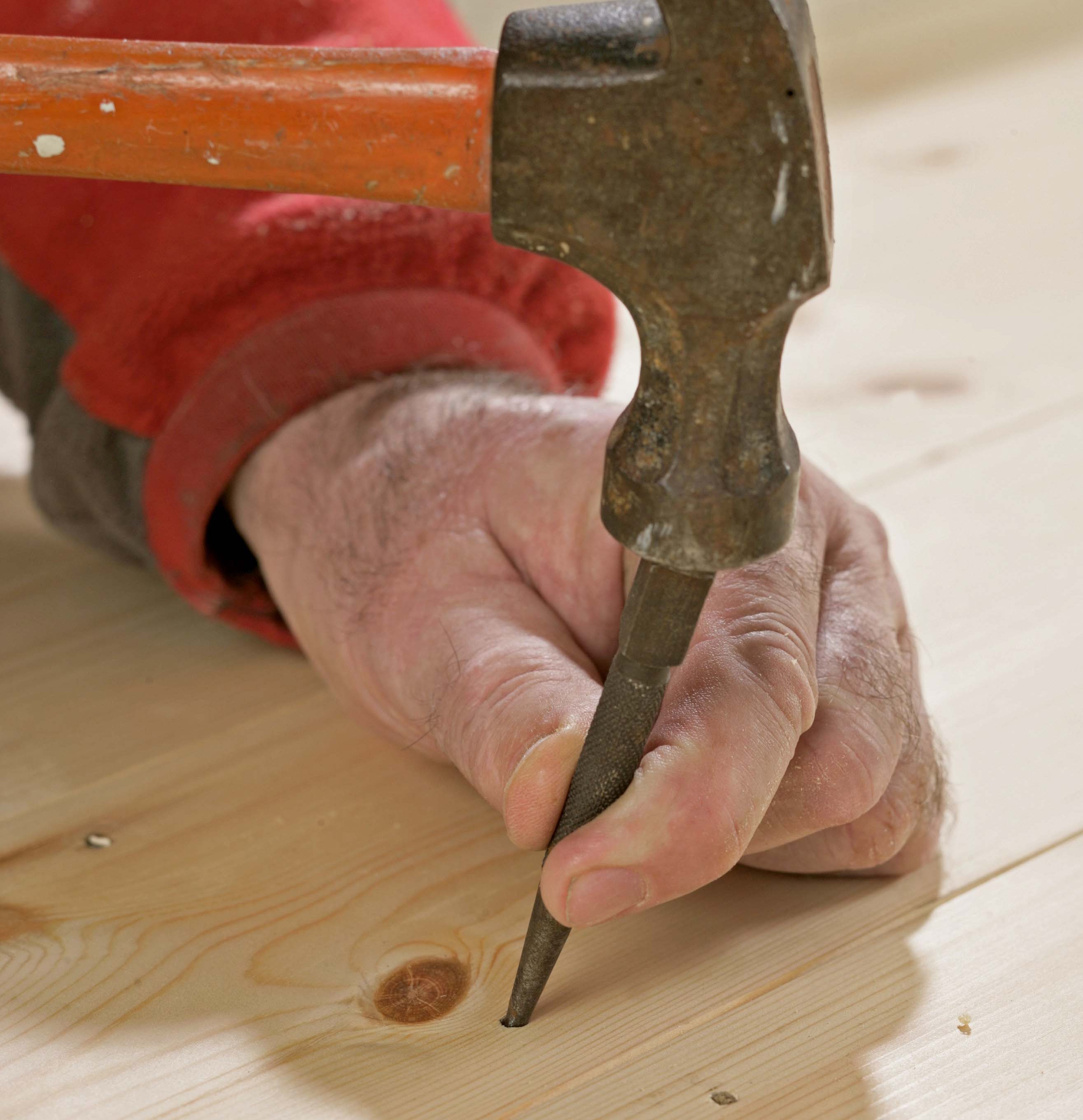 Slik fikser du knirkende gulv