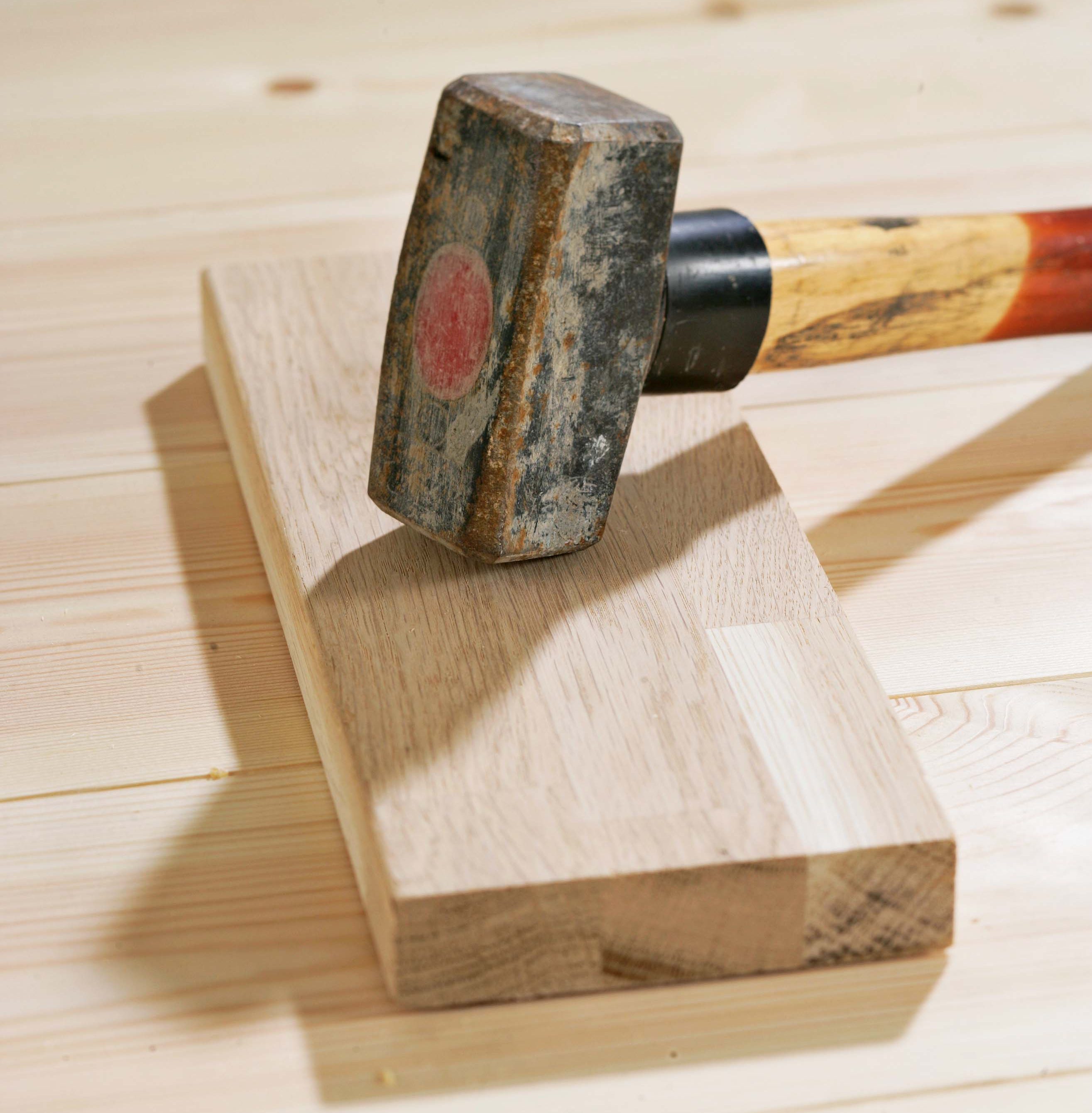 Slik fikser du knirkende gulv