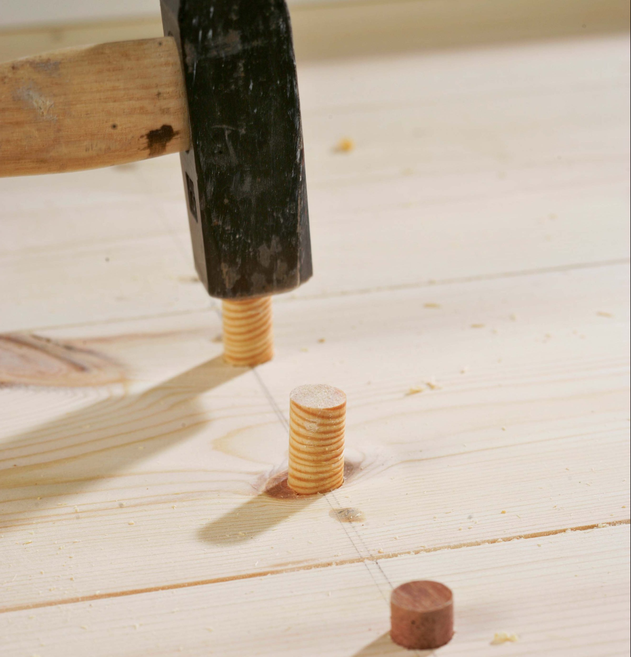 Slik fikser du knirkende gulv