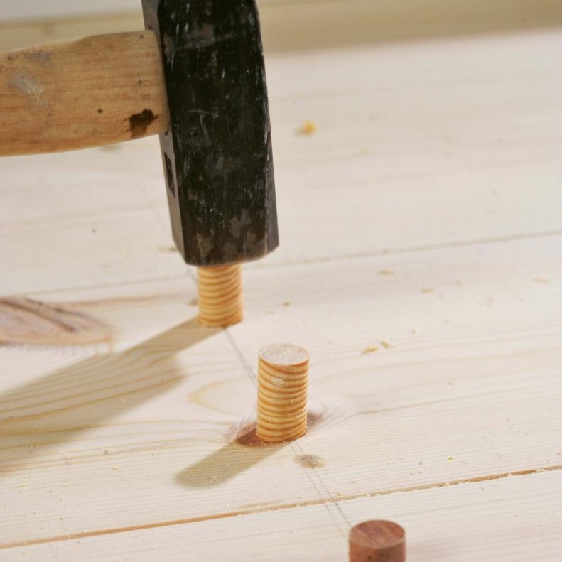 Propper slås ned i hullerne i knirkende gulve