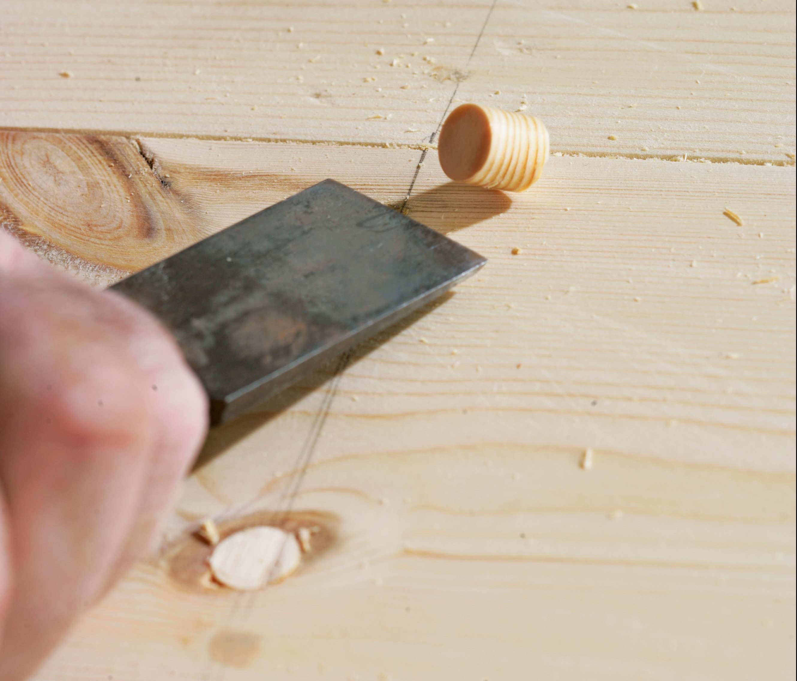 Slik fikser du knirkende gulv