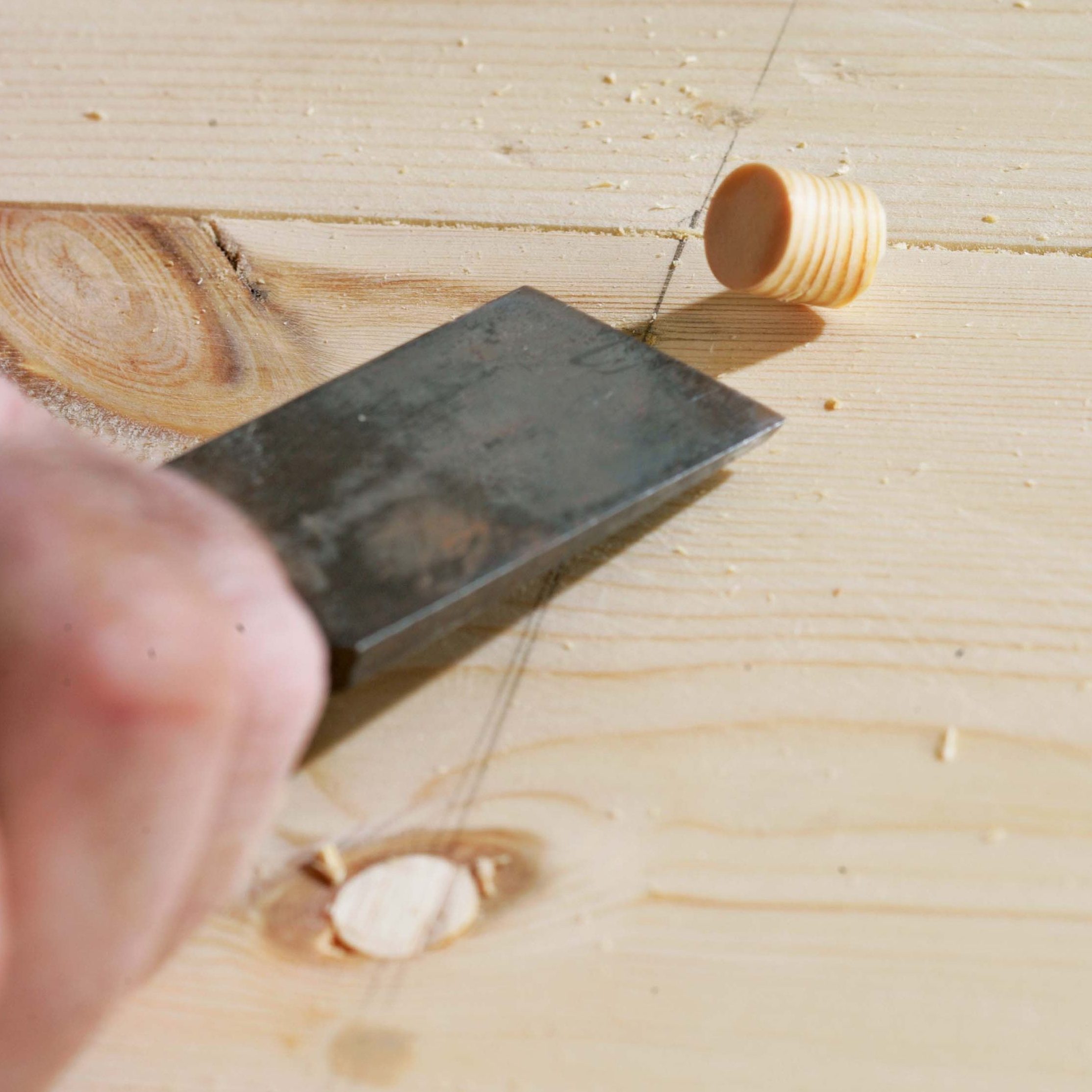 Propper til gulv der knirker kortes af og slibes