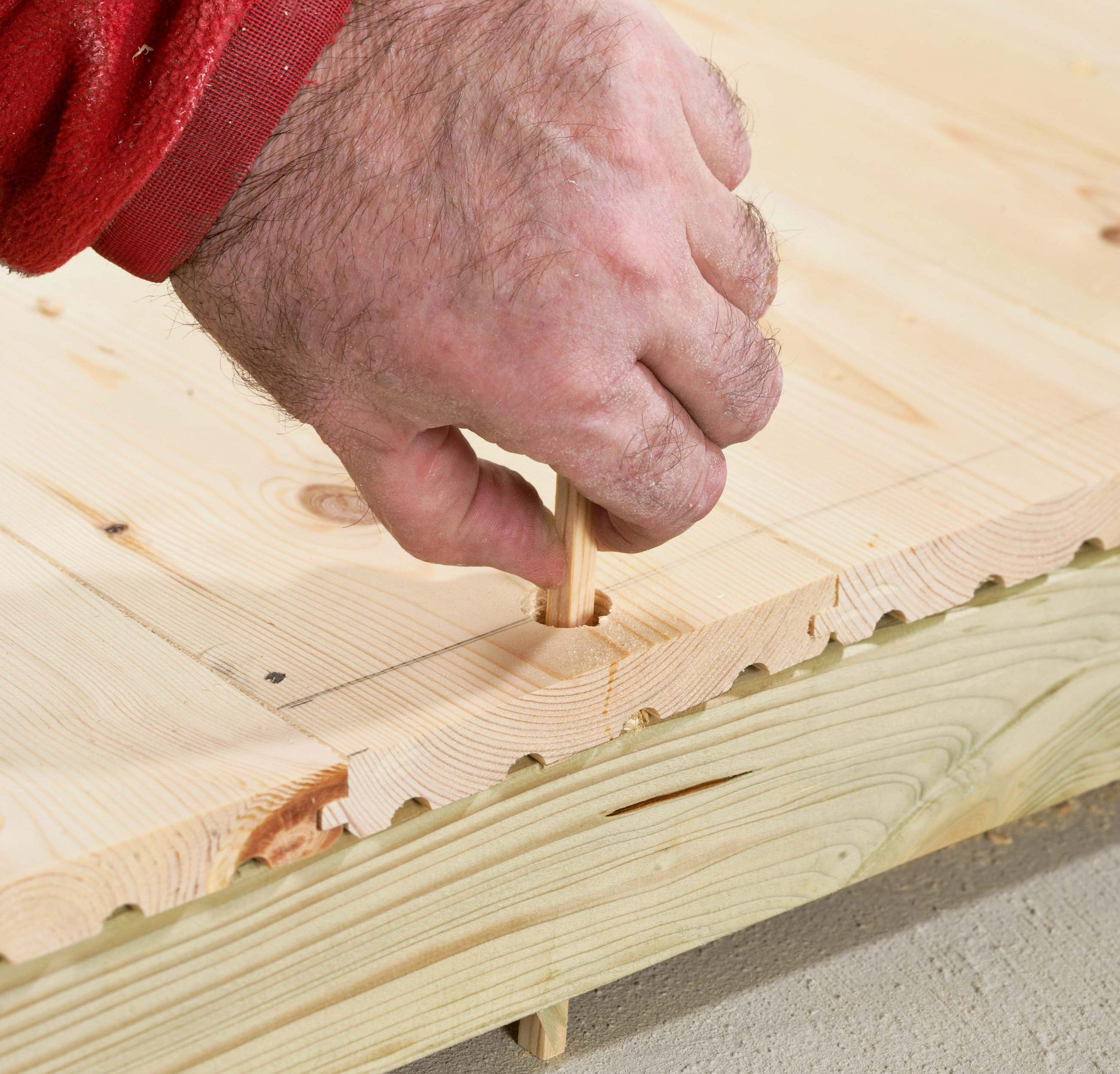 Slik fikser du knirkende gulv