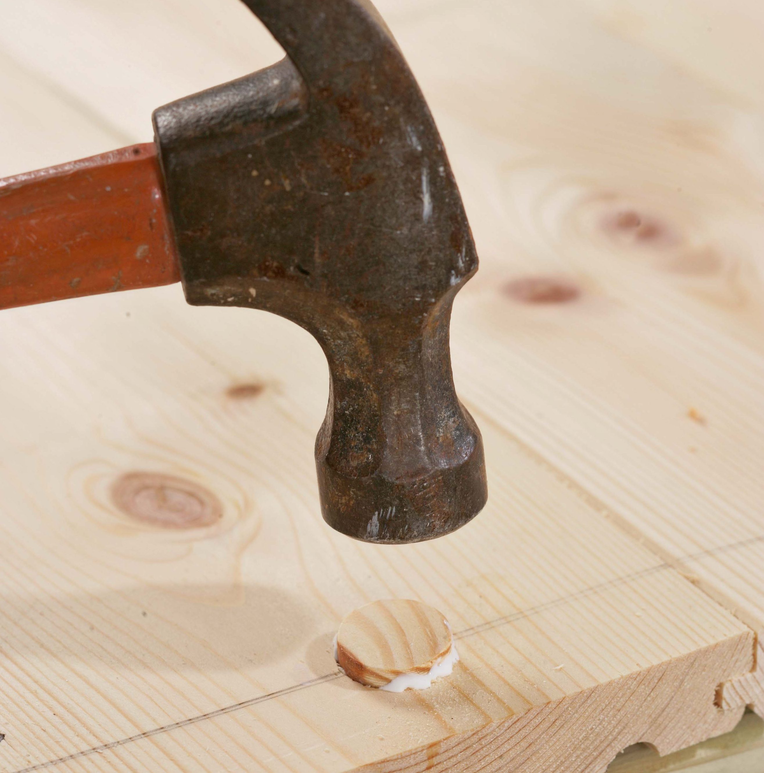 Slik fikser du knirkende gulv