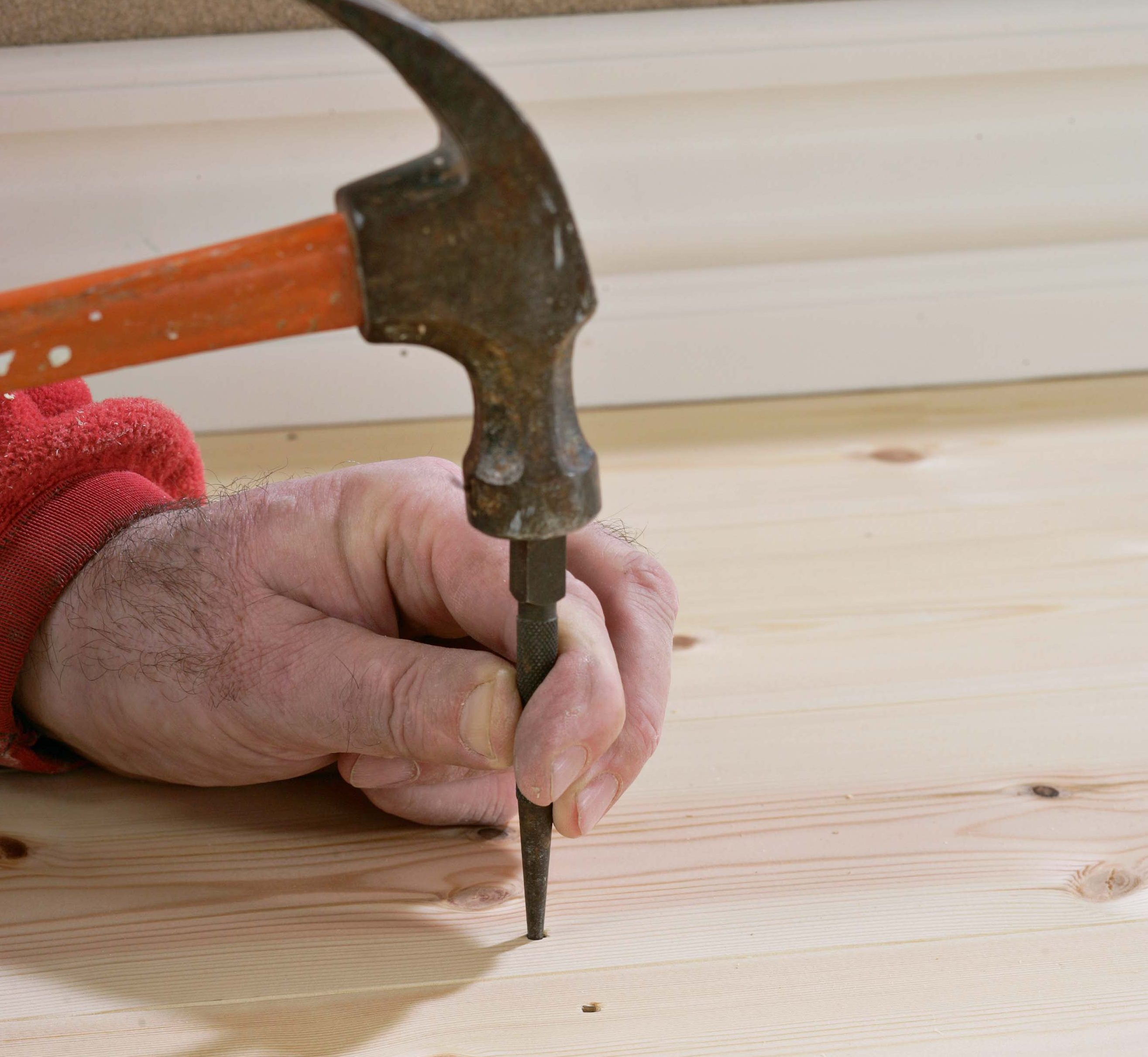 Slik fikser du knirkende gulv