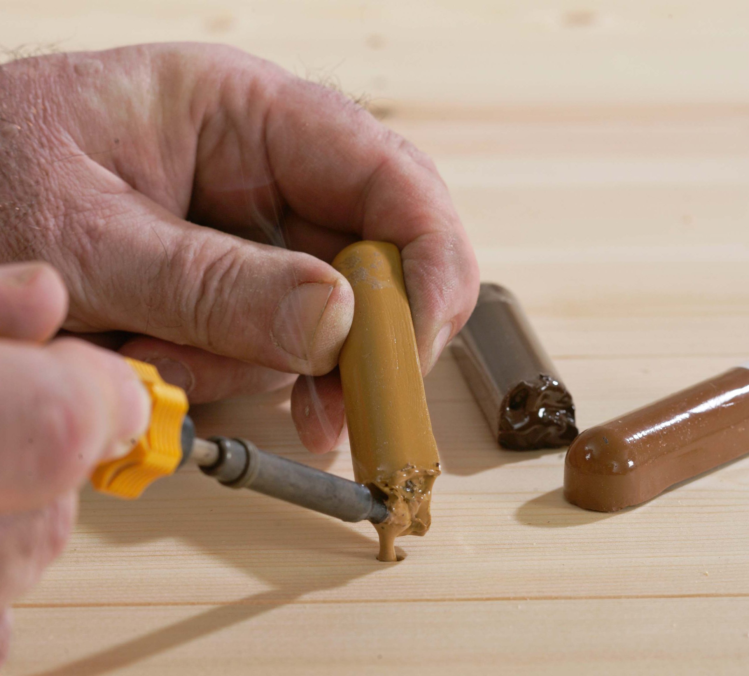 Slik fikser du knirkende gulv