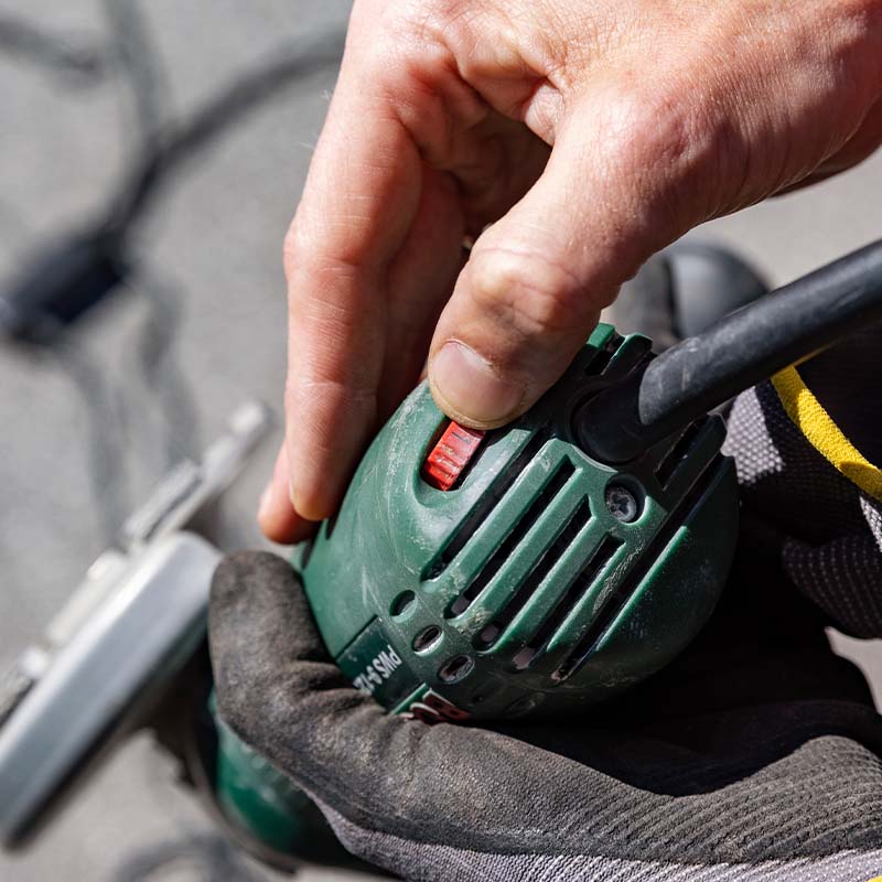 Grovsliping av betong: Vinkelsliperen skal helst være utstyrt med hastighetsregulering.