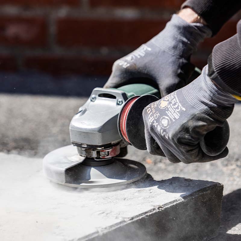 Grovsliping av betong: Hold slipekoppen jevnt mot betongoverflaten.