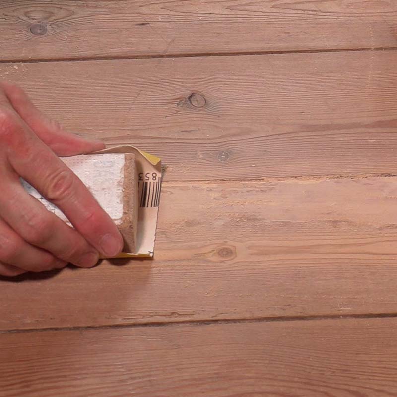 Små hål i trägolv