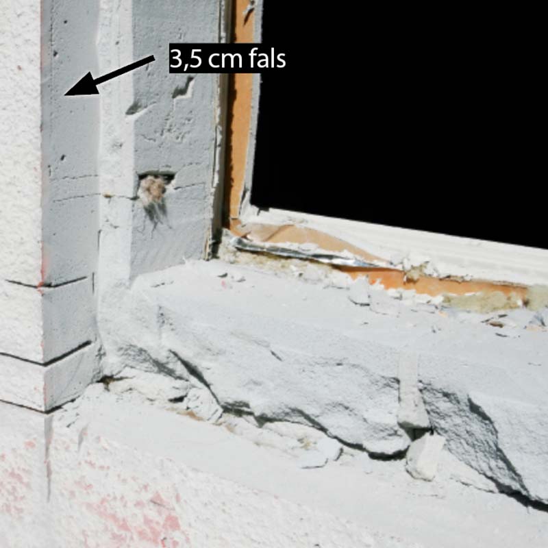 Udvendig isolering: I bunden af vindueshullerne skærer vi dybere false