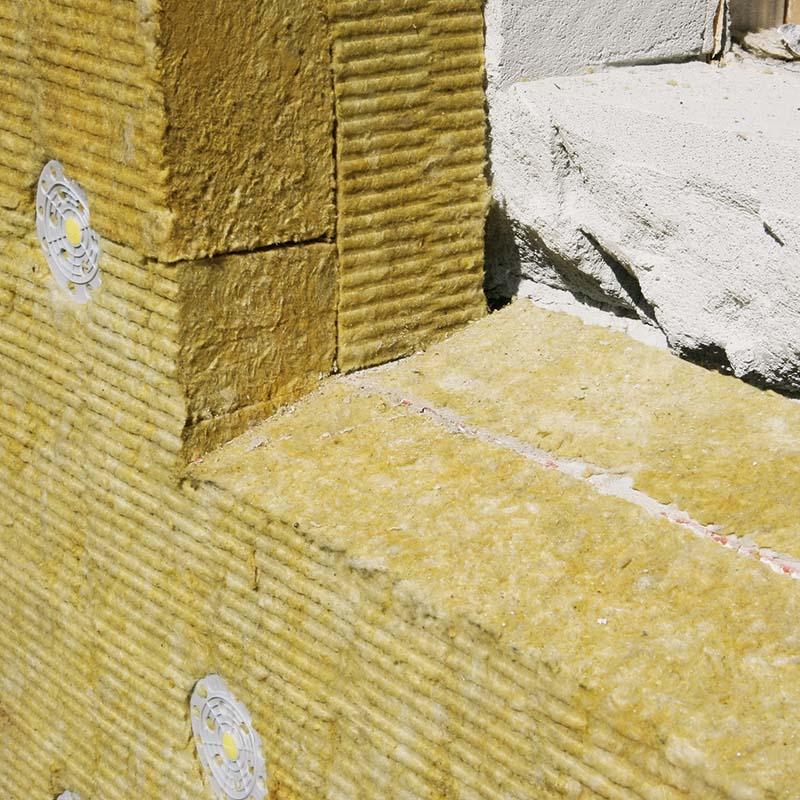 Udvendig isolering ved vindue skæres skråt af til sålbænk