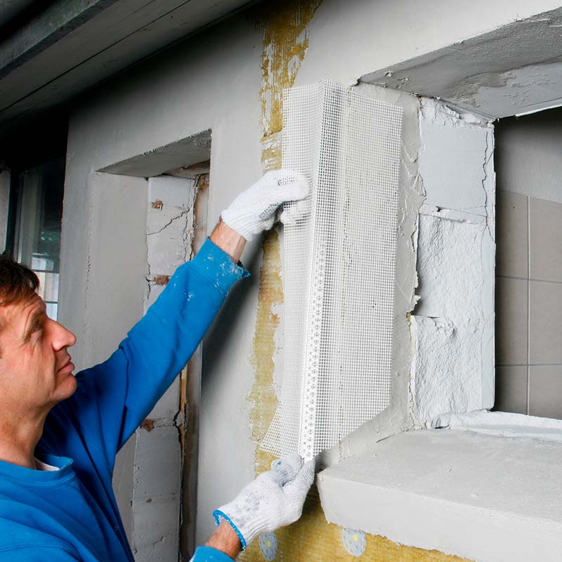 Udvendig isolering: Falsen i siderne og foroven pakkes på samme vis med grundpuds og hjørneskinner