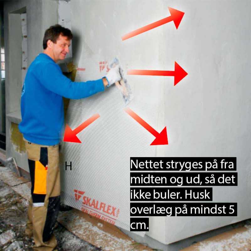 Udvendig isolering: Grundpudsen forstærkes på fladerne med armeringsnet fra midten og ud