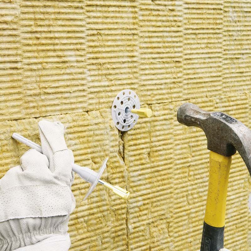 Utvendig isolering: Spikerpluggen bankes inn i hullet