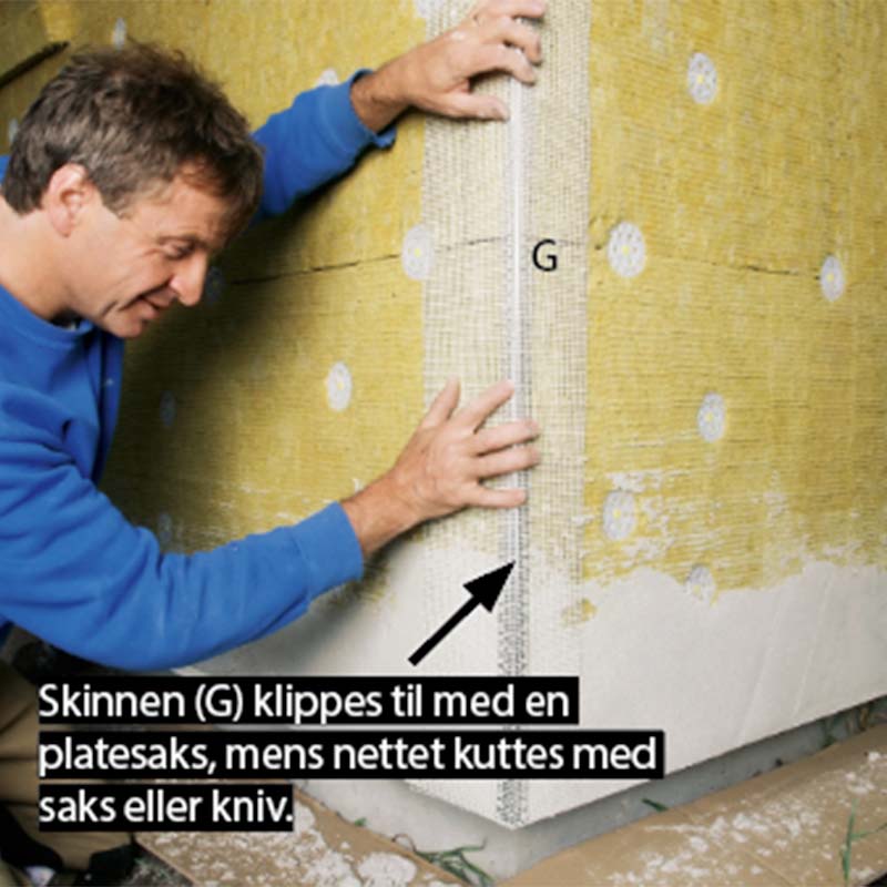 Isolering grunnmur utvendig: Hjørneprofilene trykkes fast i grunnpussen