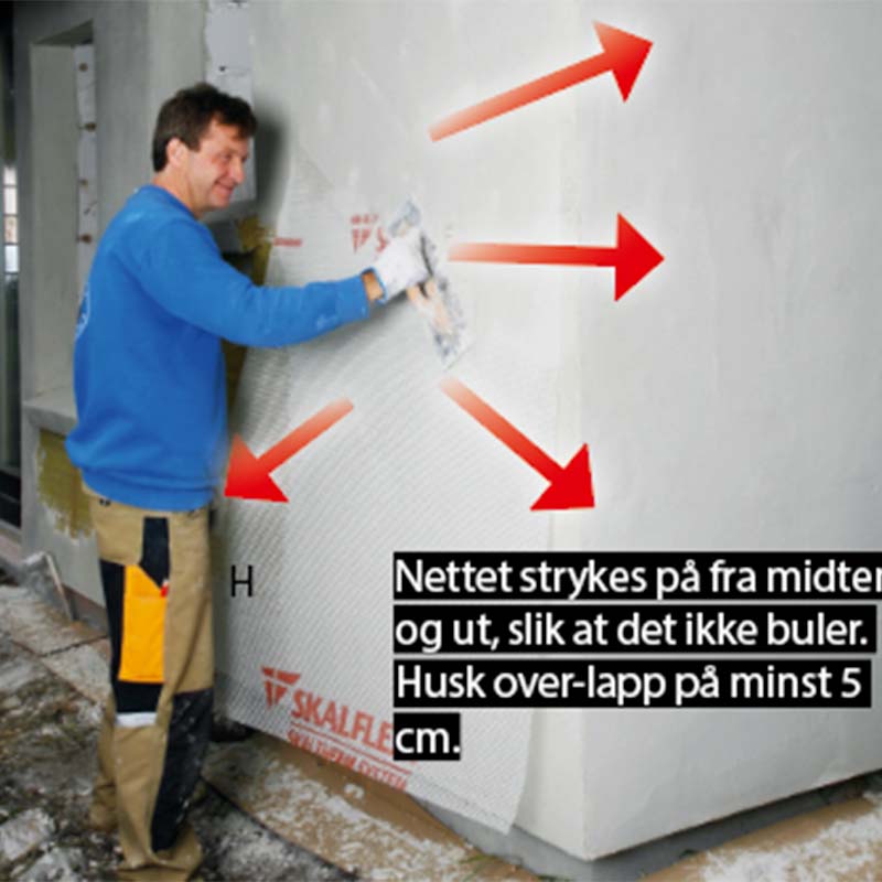 Utvendig isolering: Grunnpussen forsterkes på flatene med armeringsnett