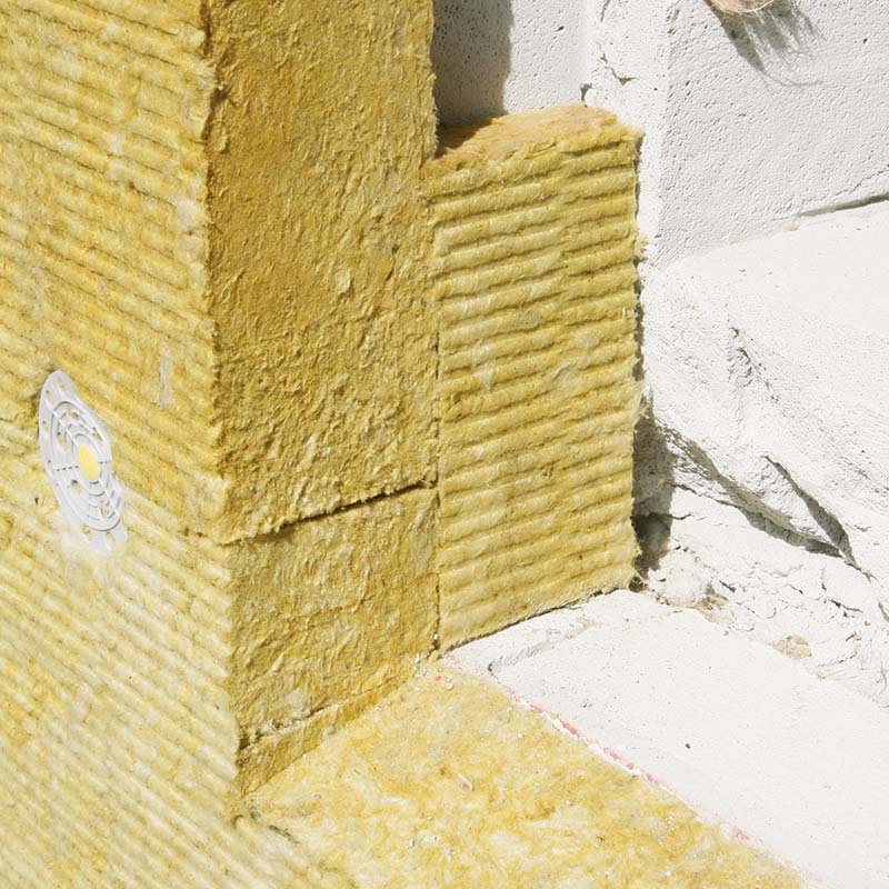 Isolera utvändigt: På sidorna och ovanför fönster-och dörröppningar sätter vi fast 30 mm tjock isolering