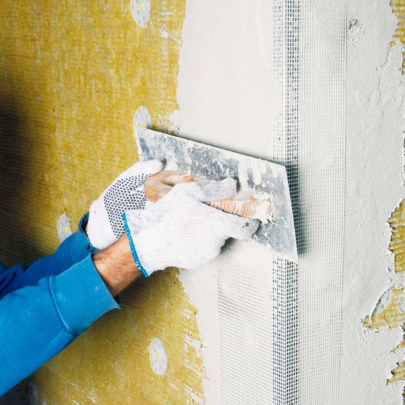 Isolera utvändigt: Profilen med nätet täcks nu av grundputsbruk