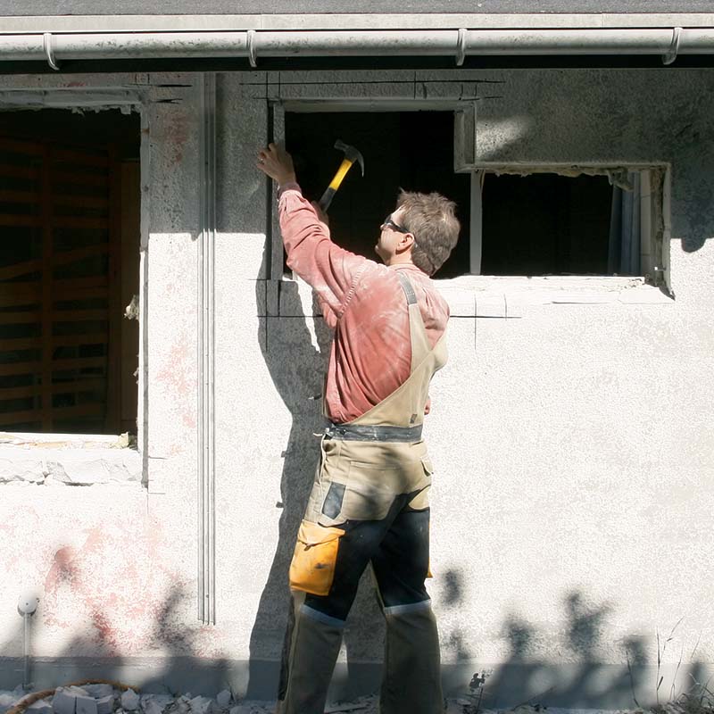 Yläreunaan ja ikkunoiden ja ovien sivuille leikataan ura