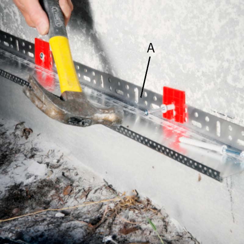 Ensin seinään kiinnitetään sokkeliprofiili pakkaukseen sisältyvillä naulatulpilla