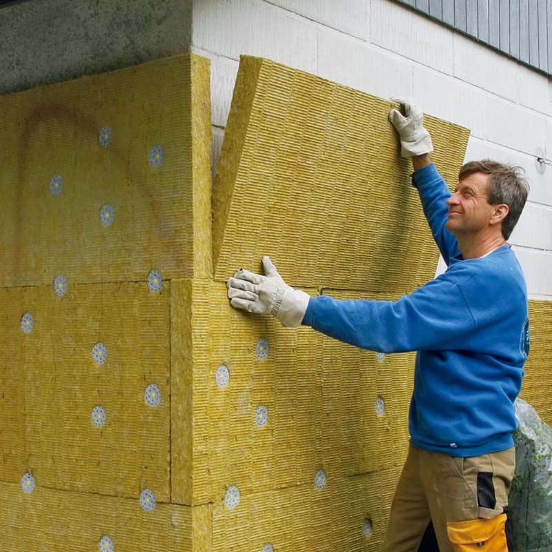 Eriste painetaan seinään kiinni