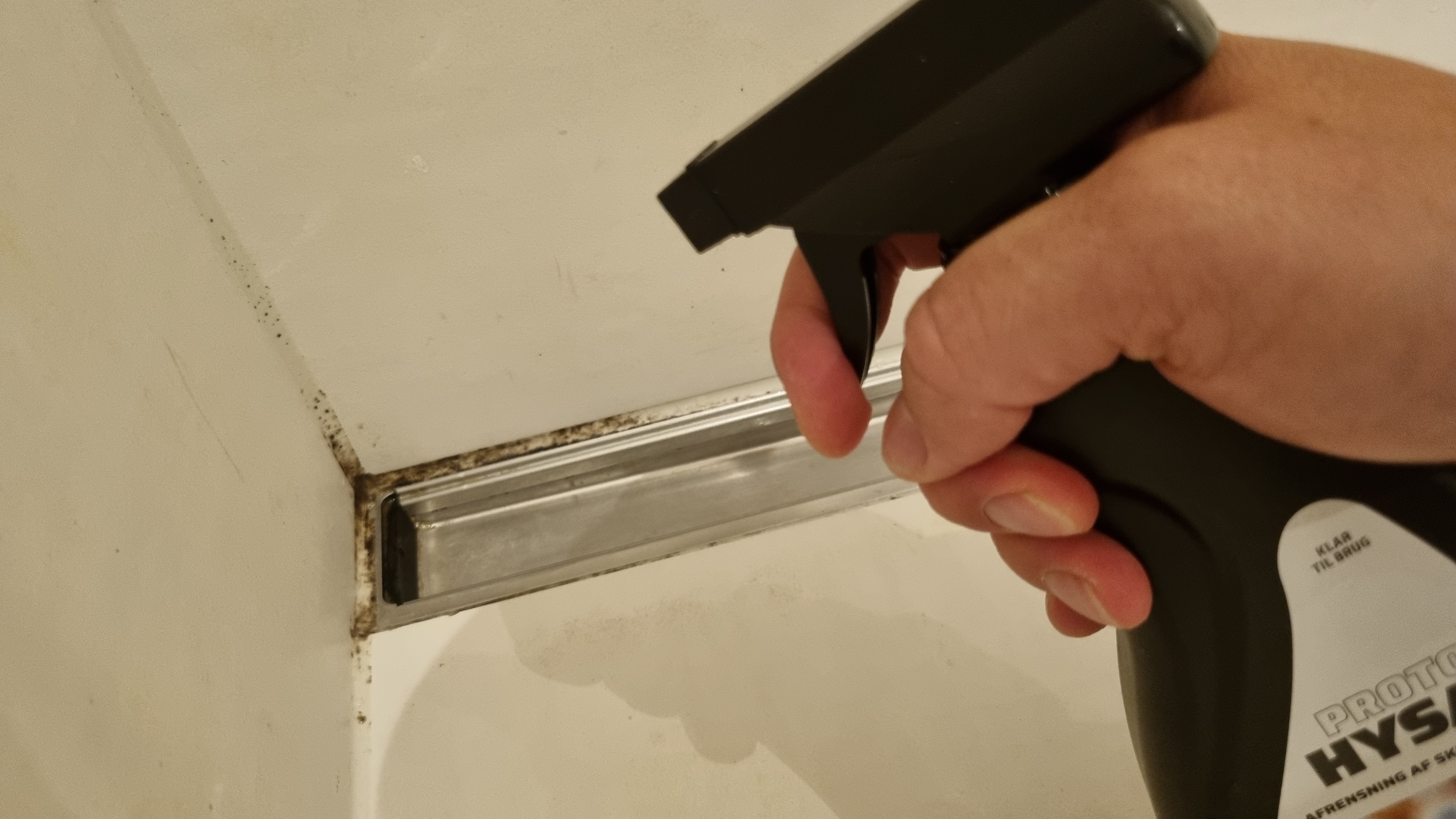 Protox Fugeren: Etter at du har vasket fugene med vanlig rengjøringsmiddel