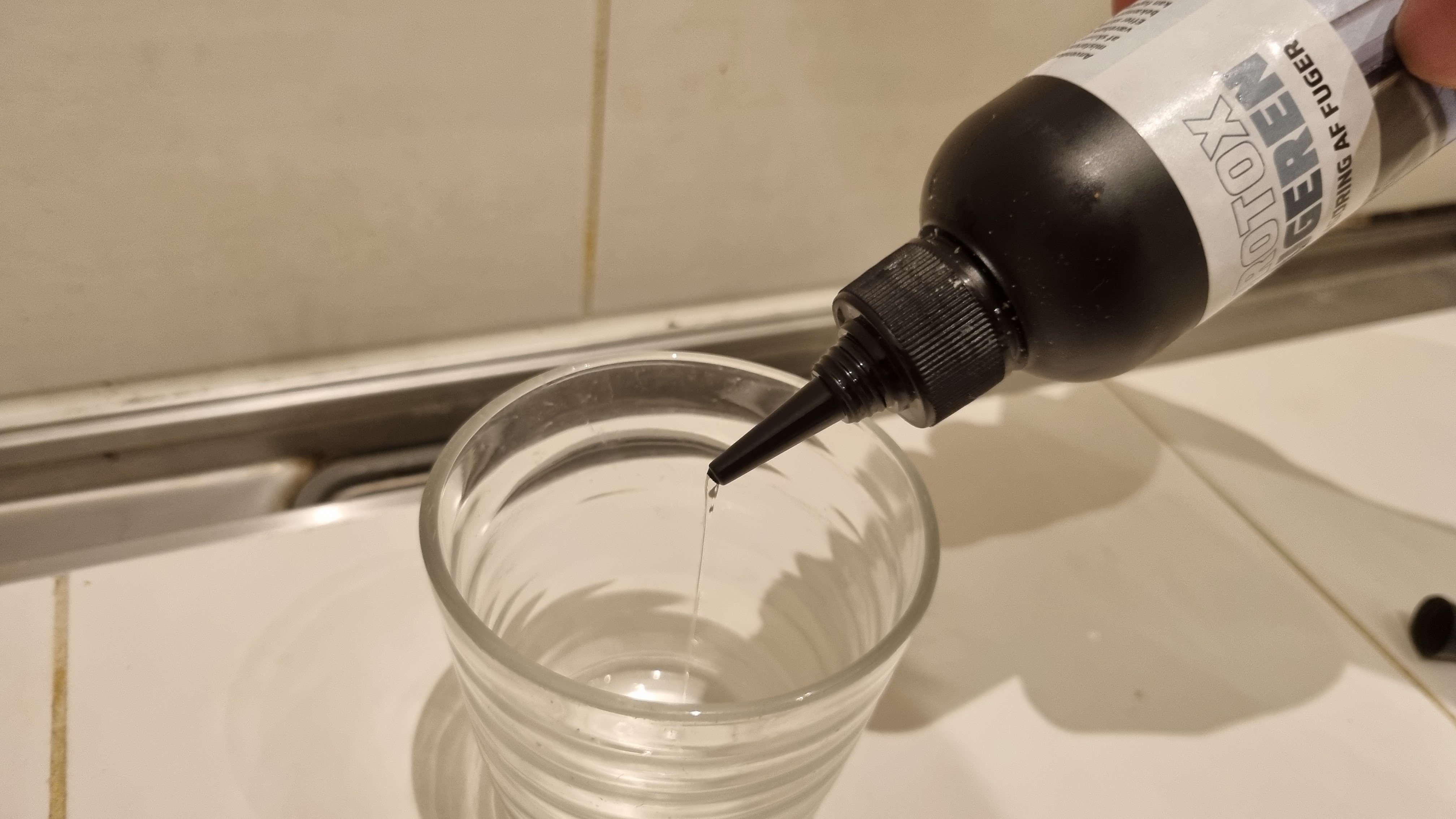 Fugerens bad: Selve pennen kan fylles opp med Fugeren-gelen.