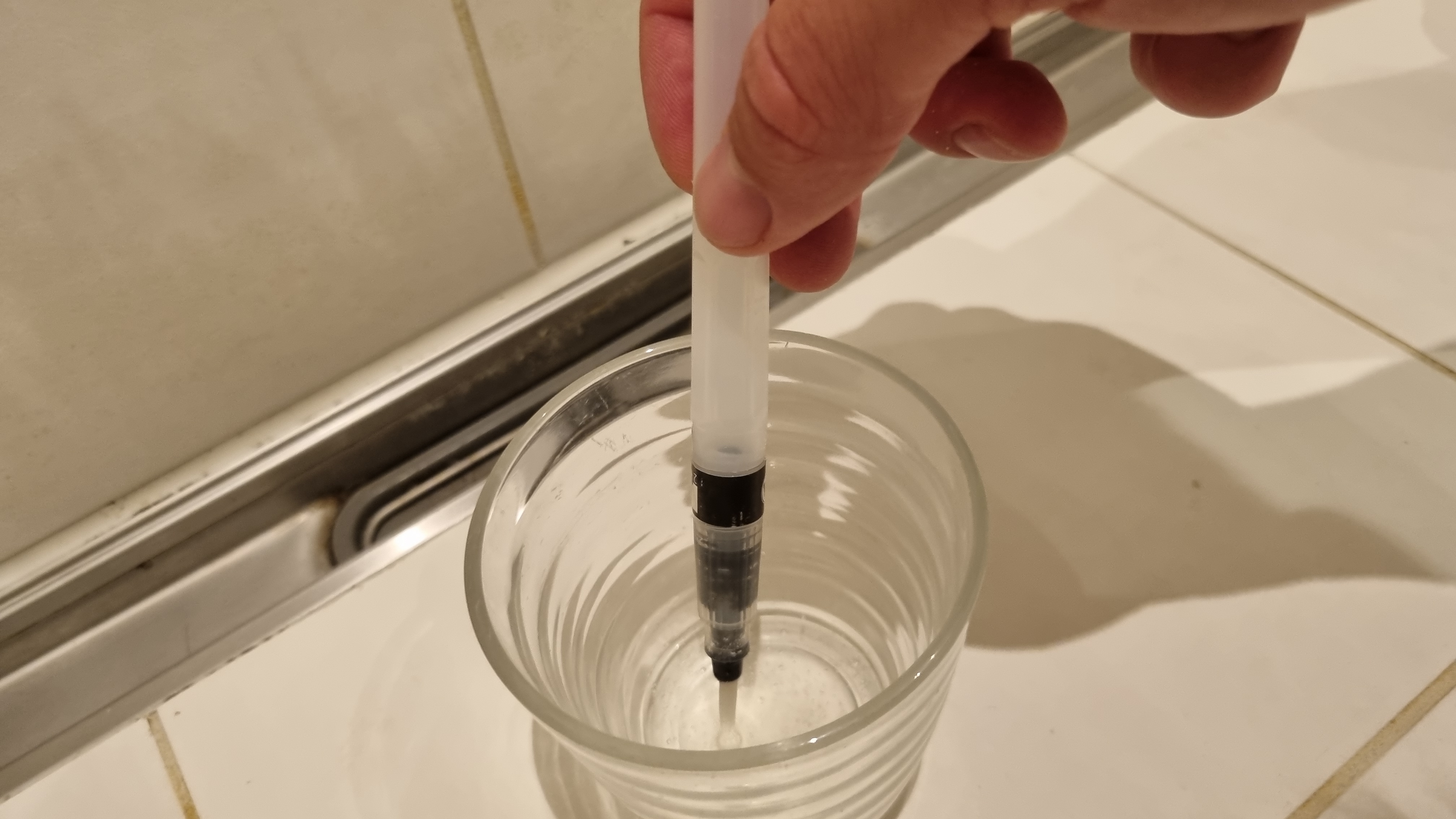 Fugerens bad: Dypp penselen i gelen.