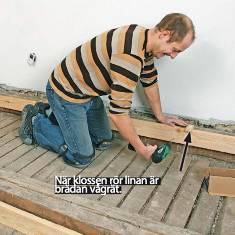 Golvvärme trägolv: Med en exakt likadan kloss kollar du avståndet mellan brädan och linan